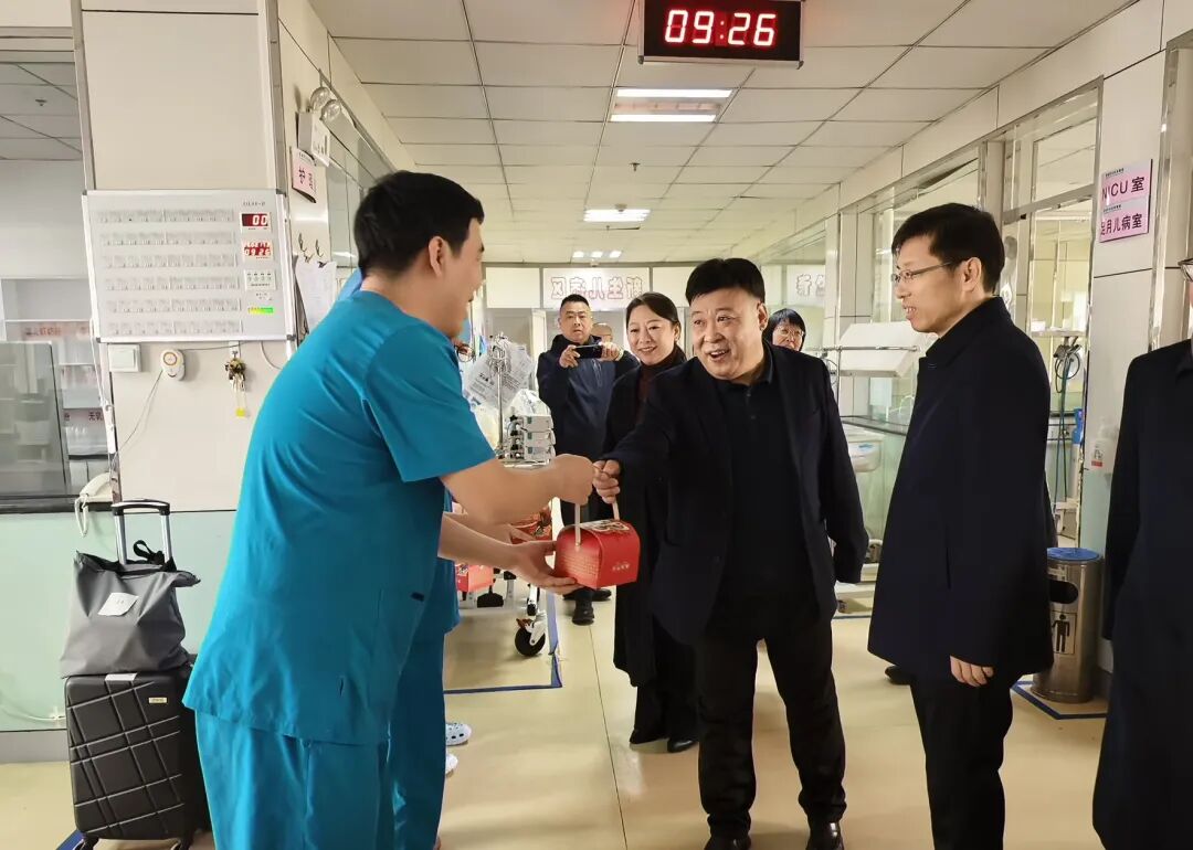 赵军带队看望慰问在岗一线医护人员...